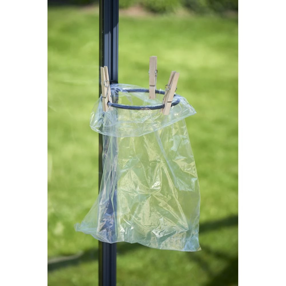 Juliana Poseholder 3 Juliana Poseholder